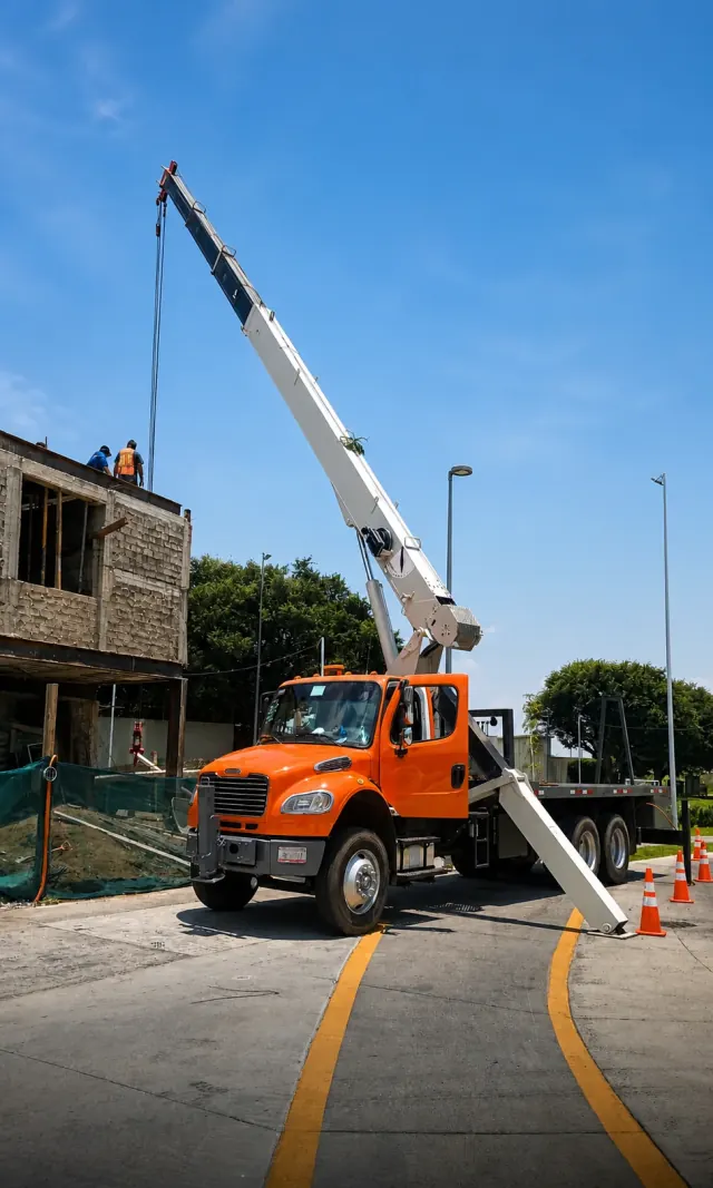 Equipo Titán APSA realizando una maniobra junto a un inmueble